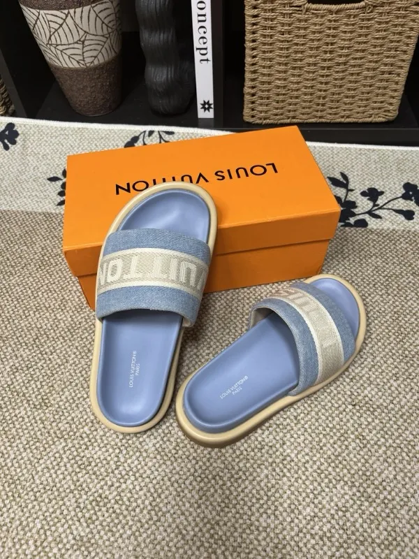 P320💰[New model] Long-term availability, 2025 new model, couple model [LOUlS VUlTTON] comes with drawer box, bag, card, invoice "Louis Vuitton ~ unique modern sandals. 》LV counter purchasing 🏃Men's and women's casual slippers, sold at the same time at the counter, the original old flower material upper is soft and comfortable, (refuses to discolor and rub the feet) sole: original factory special combination original sole, code number: 35--46 4 multiple colors 🉑️ to choose from